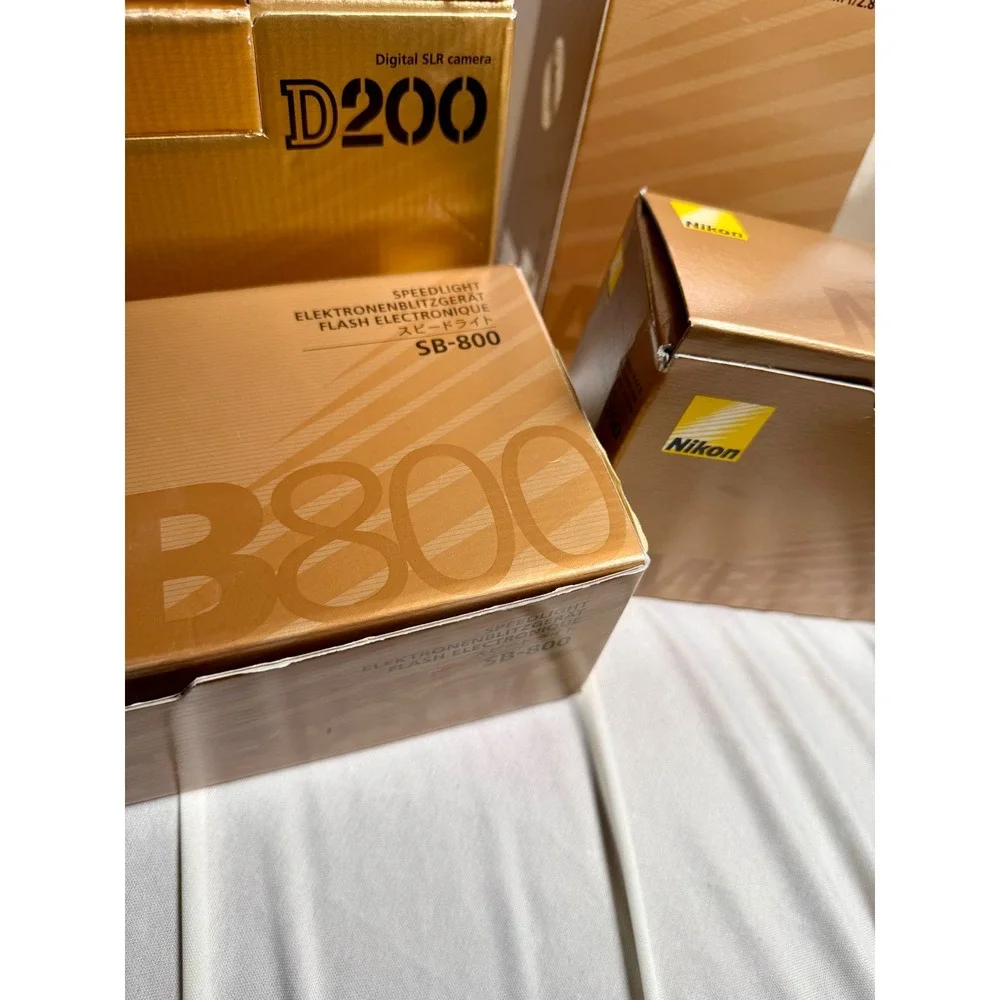 Nikon D200 DSLR Camera Nikkor 17-55mm f2.8G SB-800 Flash MB-D200 4 Boxes Only
